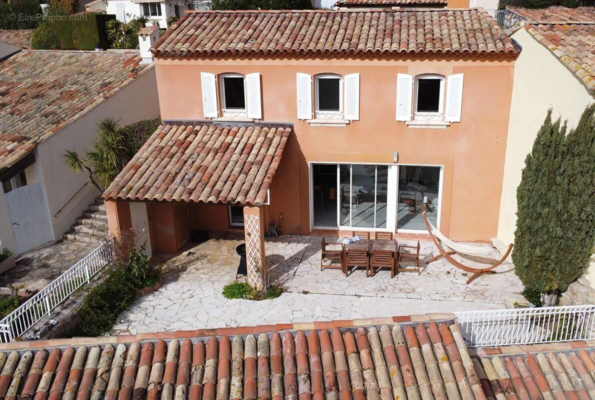Maison à SAINT-CYR-SUR-MER