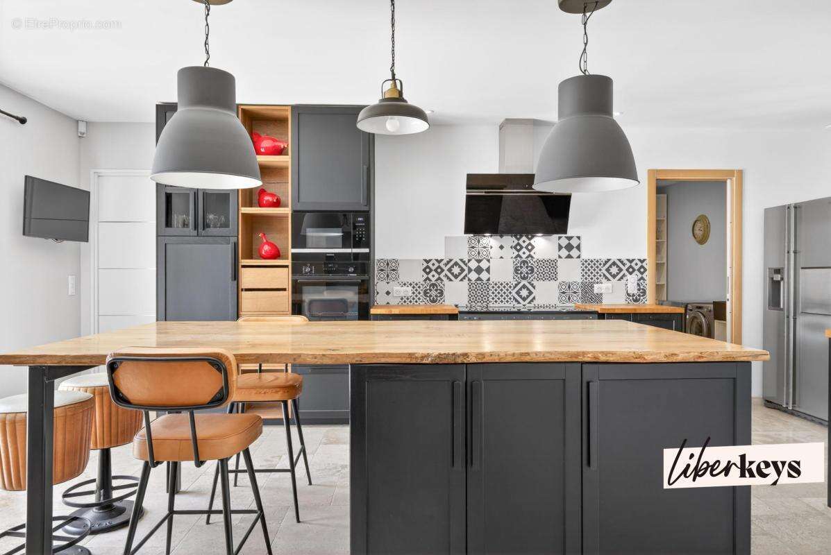 À vendre à Gordes – Élégante villa contemporaine avec piscine, garage et prestations haut de gamme - photo 4