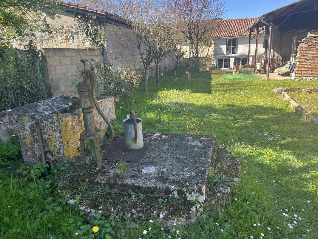Maison à BORS(CANTON DE MONTMOREAU-SAINT-CYBARD)