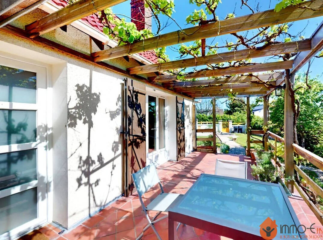 Maison à CONDE-SAINTE-LIBIAIRE