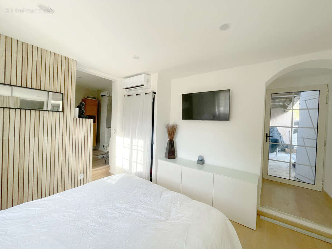 Villa de standing de plain pied de 160 m2 avec piscine + T2 indépendant à Sanary sur Mer sur un terrain de 200 - photo 12