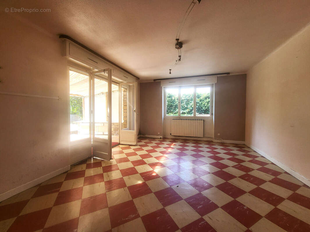Maison individuelle de plain pied sur sous sol - 5 pièces - 3 chambres - garage - terrasse et jardin - photo 3