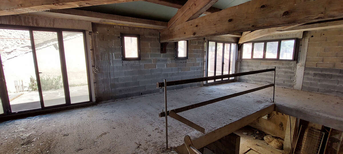 OPPORTUNITE RARE - Immeuble de plus de 1 000 m2 à rénover - photo 3