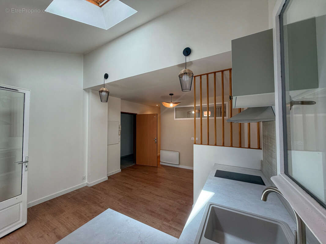 Appartement T2 entièrement rénové au centre ville de Saint Jean Pied de Port - photo 4