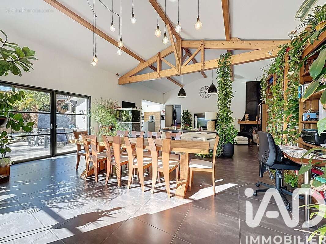 Maison 263 m² à Neuvicq  - photo 2