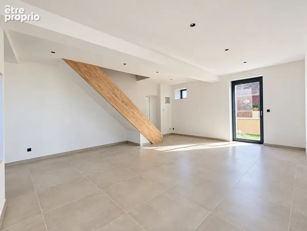 Maison T5 d’environ 145 m2  rénovée avec extérieur et stationnements. Situé à 18 min de Vienne sur la commune - photo 2