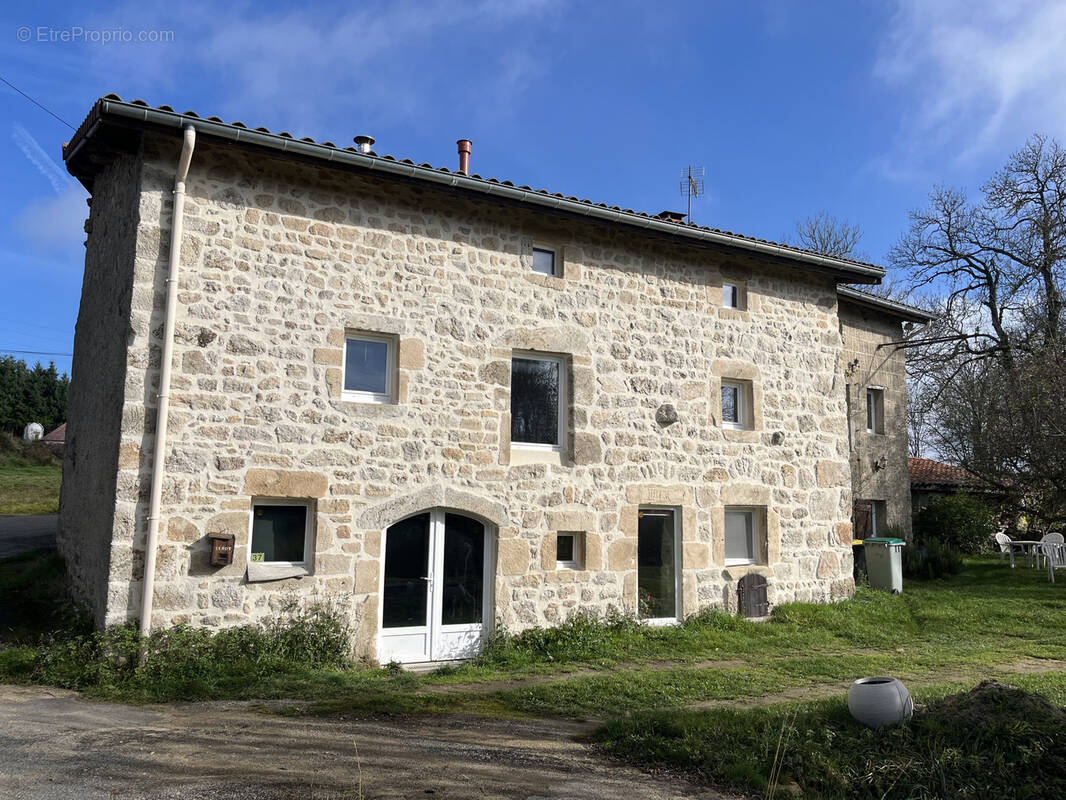 Maison à SAINT-HILAIRE-CUSSON-LA-VALMITTE