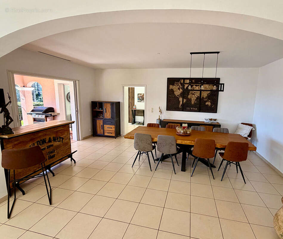 Maison à BAGNOLS-EN-FORET