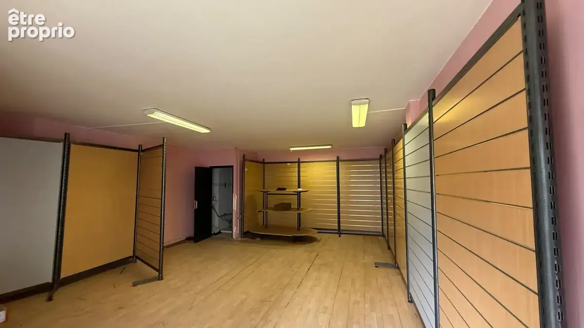 Local commercial 114 m2 sur 2 niveaux proche de deux métros et de la mairie - photo 2
