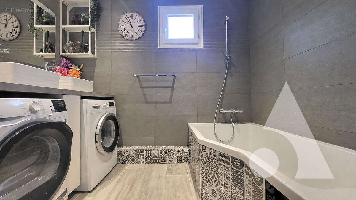 Herblay Sur Seine - Appartement 5 pièces  de 96m²  avec balcon, caves, parking et box - photo 9