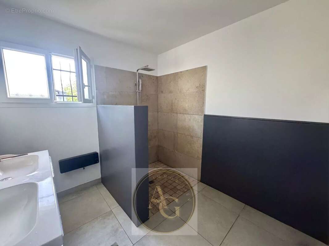 Maison à VILLENEUVE-LA-COMPTAL