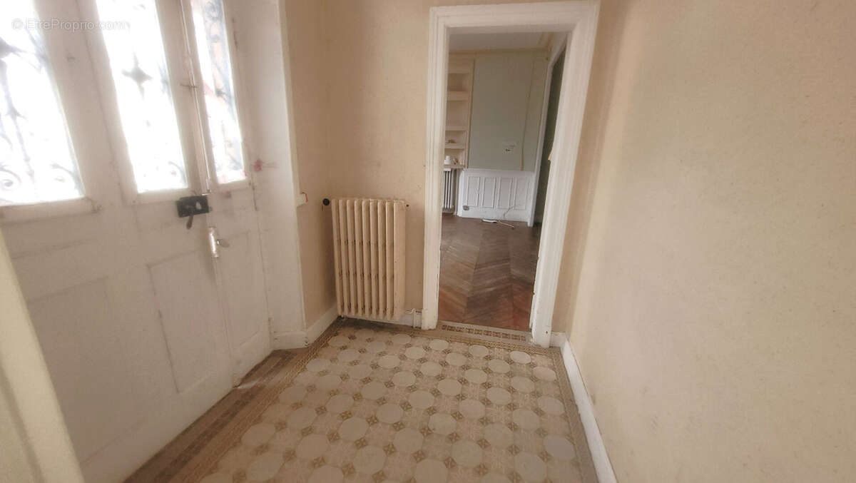 Local commercial, entrepôt, immeuble, au centre de Joigny de 1380m2 et maison d'habitation de 96m2 - photo 17