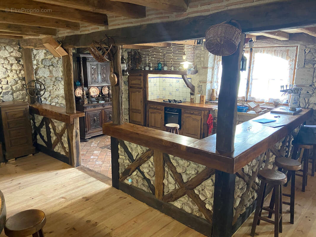 MAISON PIERRE DU 18ème  de 215 m2 sur 2 niveaux - photo 5