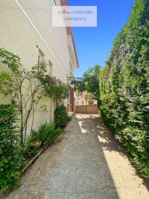 À vendre Oyonnax Centre (01100) – Demeure bourgeoise de caractère - 124 m2 - 250 m2 de terrain - photo 3