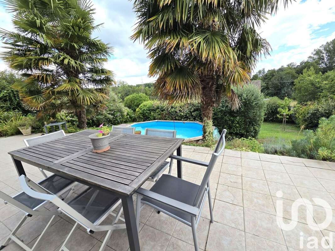 Maison 213 m² à Saint-Epain  - photo 2