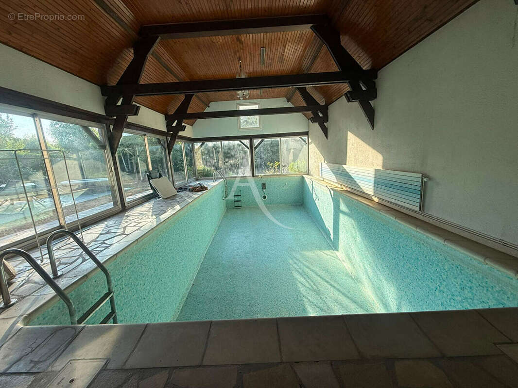 Maison sur la commune de Germiny l'Êveque - 260 m2 - 5 chambres -  jardin de 3133 m² - piscine. - photo 8