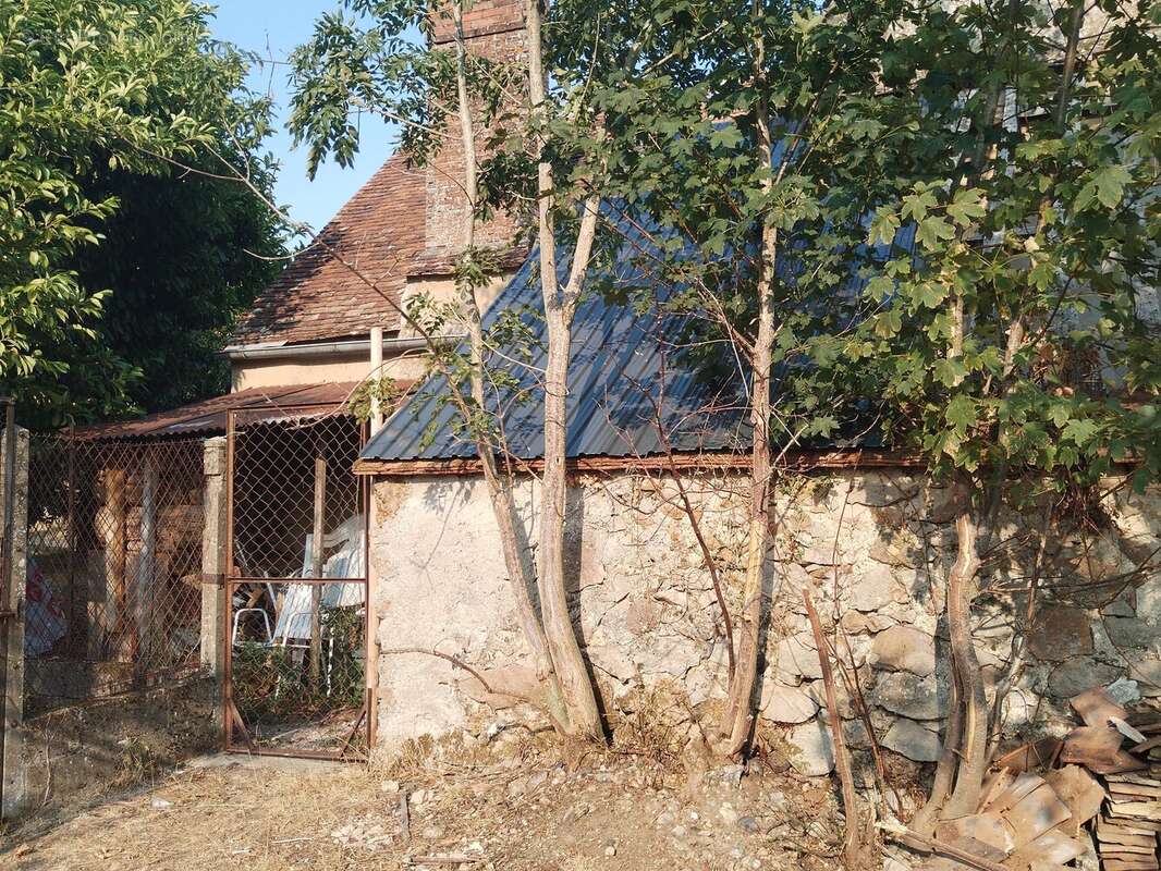 Corps de ferme à rénover – trois habitations – terrain de 6 836 m² - photo 10