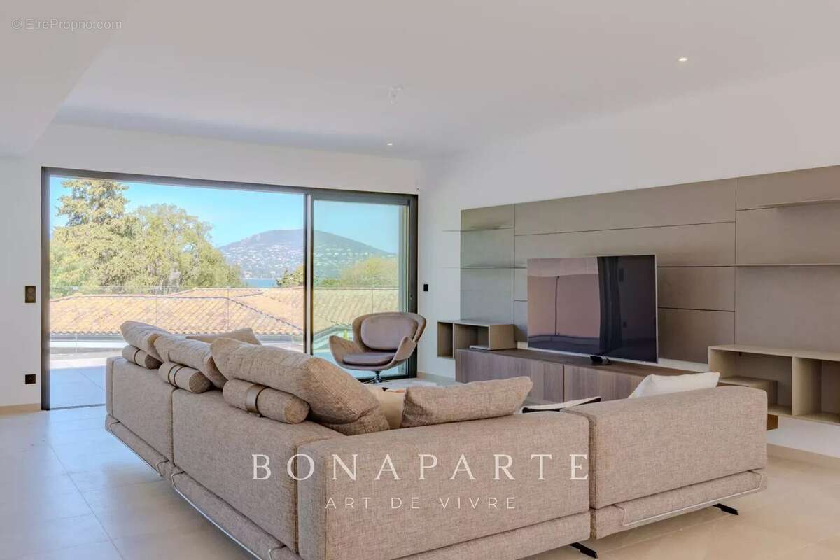 SAINT-TROPEZ - GASSIN [VILLE] – Exclusivité : Superbe villa-appartement en duplex avec vue mer exceptionnelle - photo 7