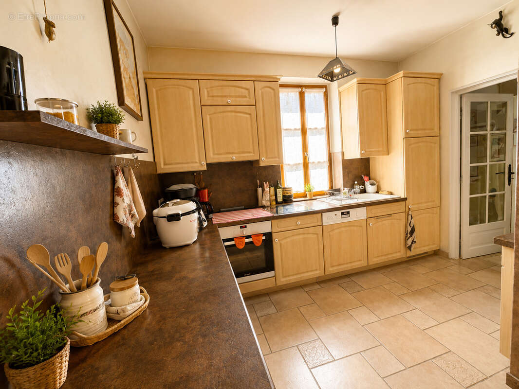 Maison familiale aux volumes généreux avec piscine, dépendances et terrain de 1 400 m2 - photo 6