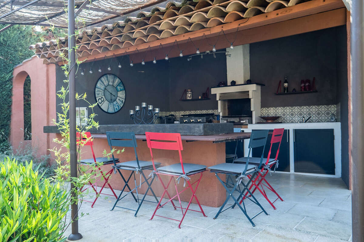 NEOULES Maison 5 pièces avec piscine et studio indépendant au calme absolu - photo 5