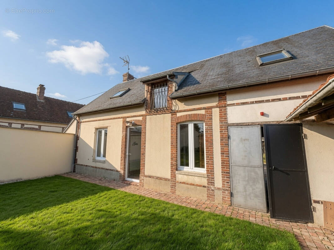 Maison à TREMBLAY-LES-VILLAGES