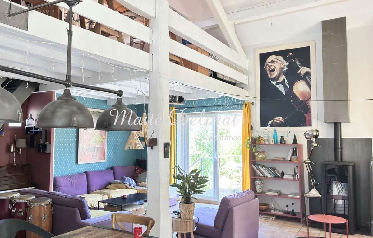 Maison individuelle sur 2 niveaux, avec salon cathédrale, 3 chambres,1 bureau et piscine, entièrement rénovée - photo 5