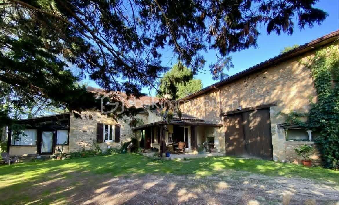Ensemble Immobilier comprenant 1 Habitation, 1 Gite, 1 Chalet / Bungalow, 1 Grange, 1 Hangar et 1 Piscine à Siorac en Périgord - photo 3