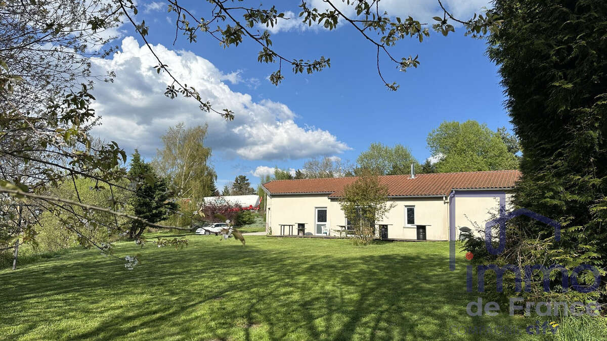 Commerce à SAINT-JUST-MALMONT