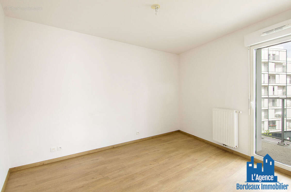 Exclusivité ! bordeaux - appartement type 2 d'environ 45 m² avec une terrasse de 20m² + place de parking en sous-sol. benoît tre - photo 4
