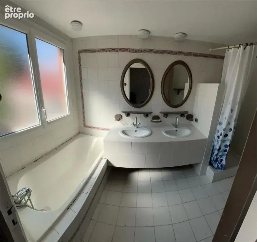 Coup de cœur assuré ! Grande maison de 198 m², 4 chambres, beaux volumes et un excellent rapport qualité/prix à seulement 182 00 - photo 8