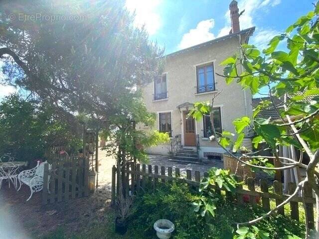 Maison à SAINTE-GENEVIEVE-DES-BOIS