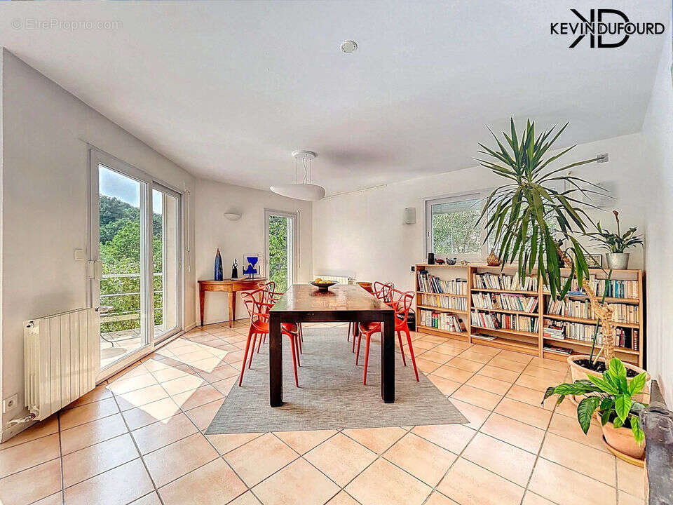 Maison à SAINT-ETIENNE-DE-FONTBELLON