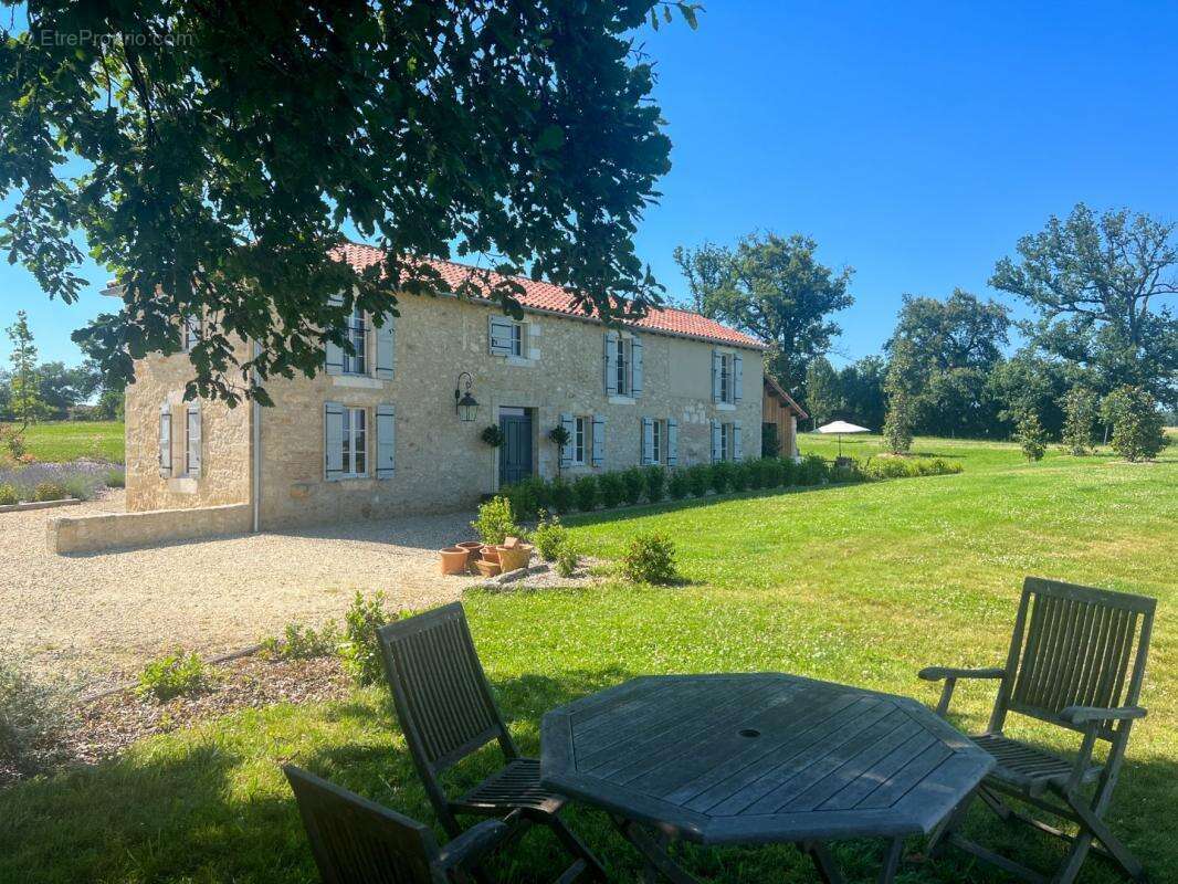 Idylle rurale, somptueuse maison en pierre sur 1,8 hectares de terrain - photo 2