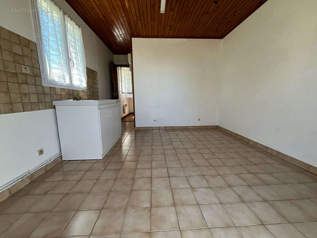 Saint-Pierre - À deux pas du port : maison avec studio indépendant sur 862 m² de terrain - photo 12