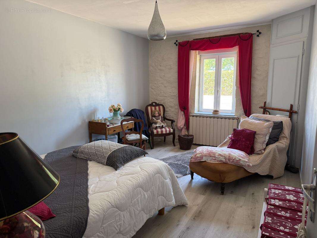 SAINT LAURENT DE LA PREE - Maison de charme en centre bourg - photo 5