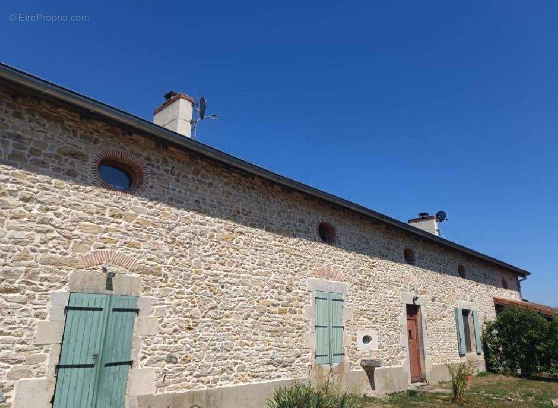 Maison 240 m² à Charroux  - photo 3