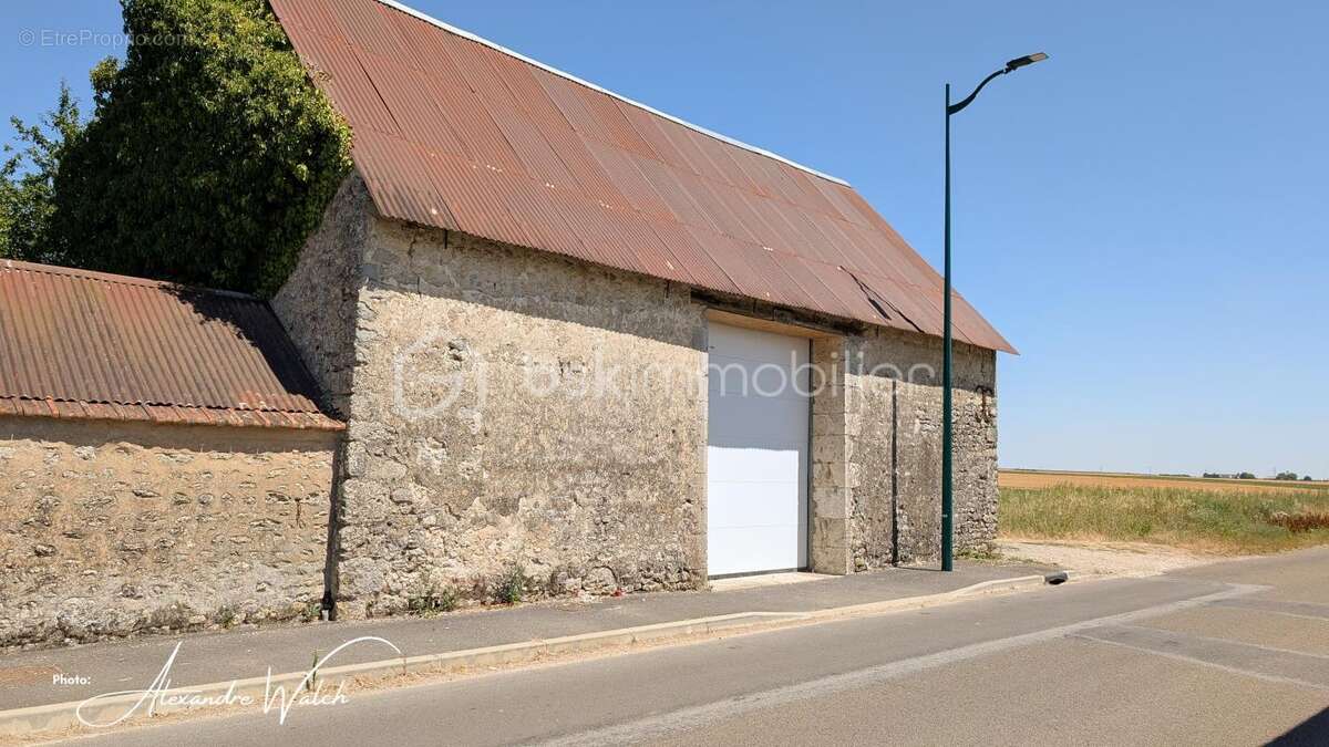 Grange à fort potentiel – Orgères-en-Beauce - photo 2