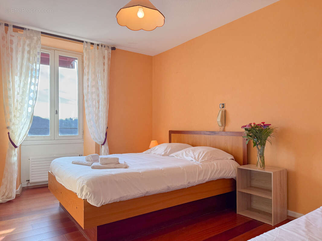 Commerce à SAINT-ETIENNE-CANTALES