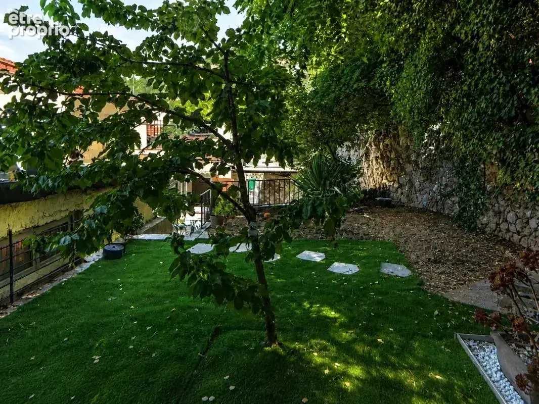 Maison familiale rénovée avec véranda, terrasse, jardin et double cave – Nice Est, secteur résidentiel sécurisé - photo 7