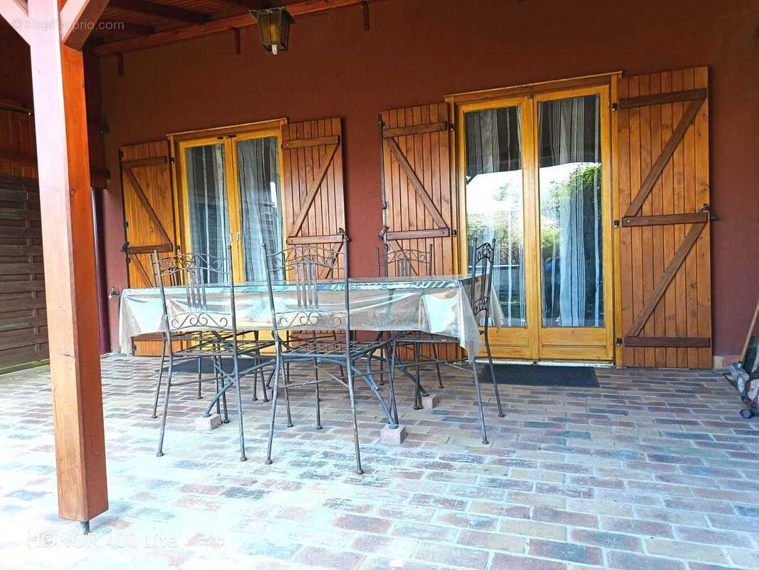 Terrasse couverte pour profiter de l'extérieur longtemps durant l'arrière saison.
 - Maison à LANDSER