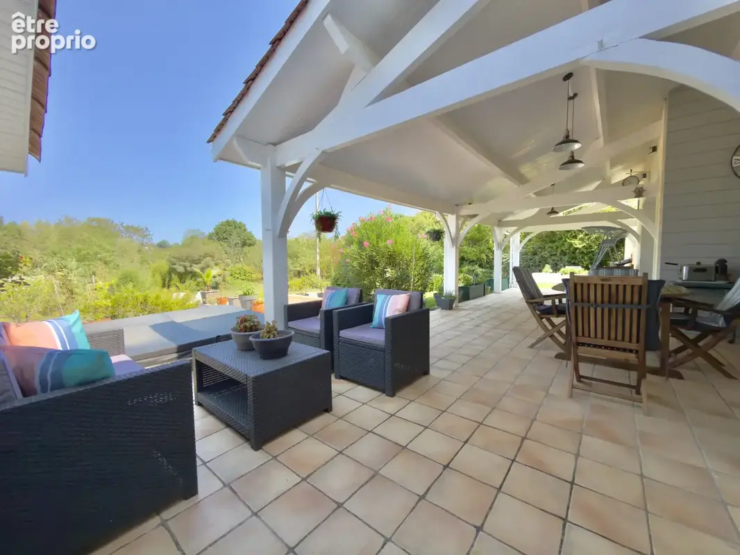 Villa d'exception avec piscine, jacuzzi, double garage et petit étang. - photo 11