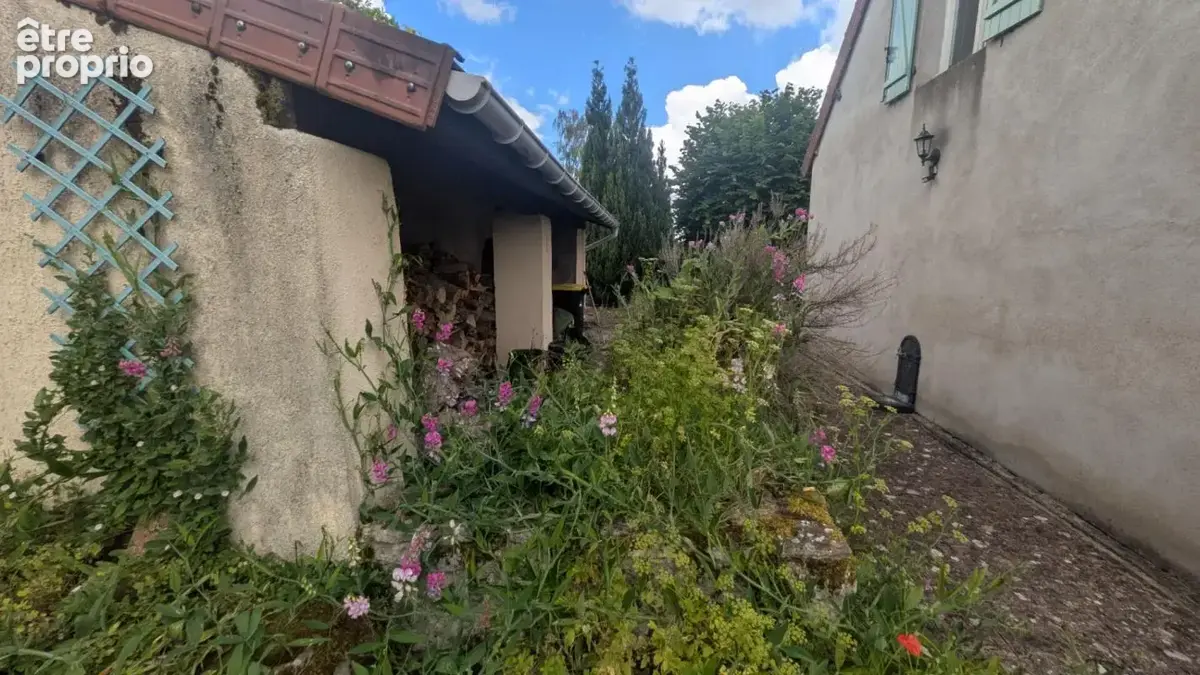 Sur Montaigu le blin, longère et dépendances - photo 5