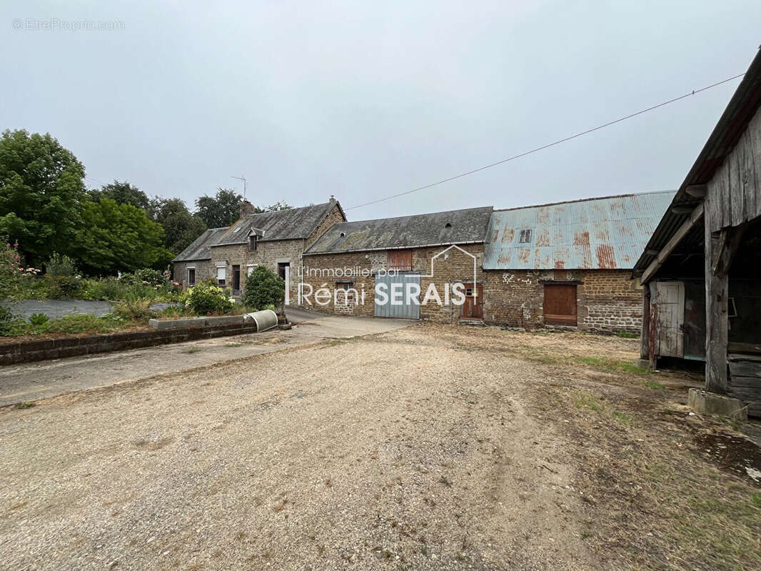 Passais Village : Ancien corps de ferme sans voisinage, dépendances et mare - photo 12