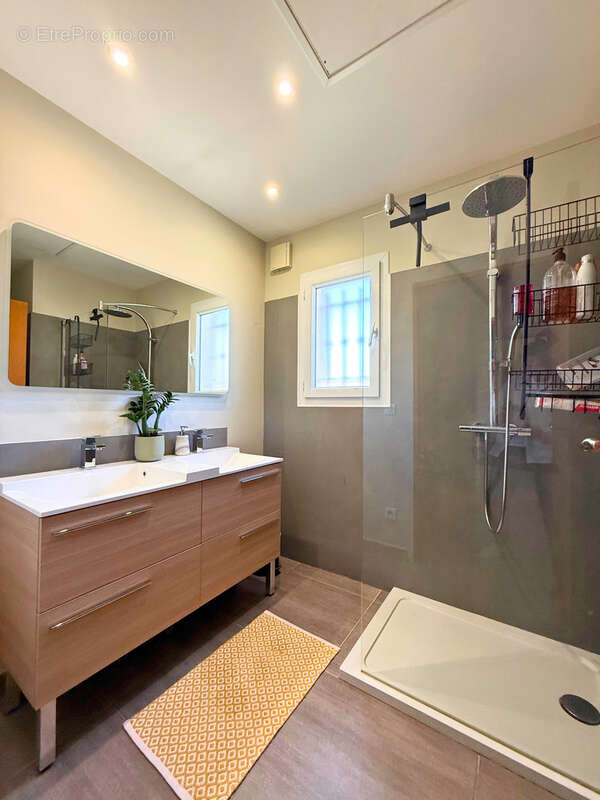 Maison à LE PUY-SAINTE-REPARADE