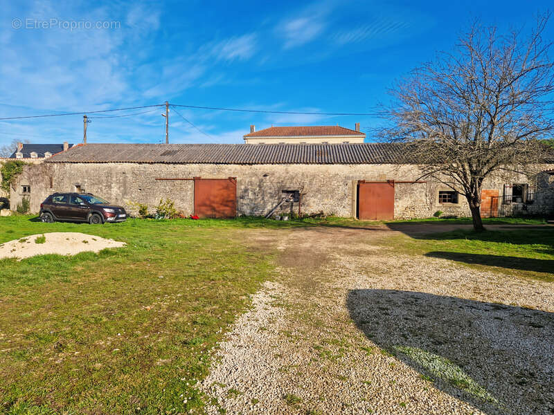 Maison à SAINT-JEAN-D'ANGELY
