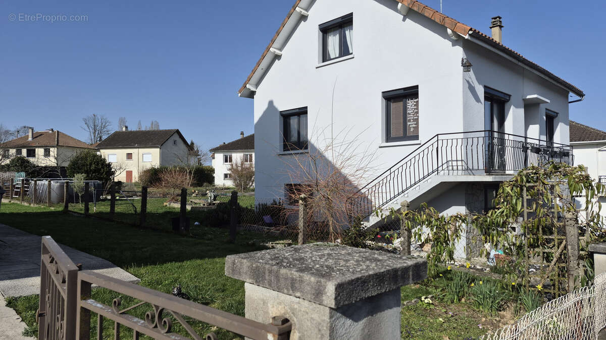 Maison à MAGNAC-BOURG