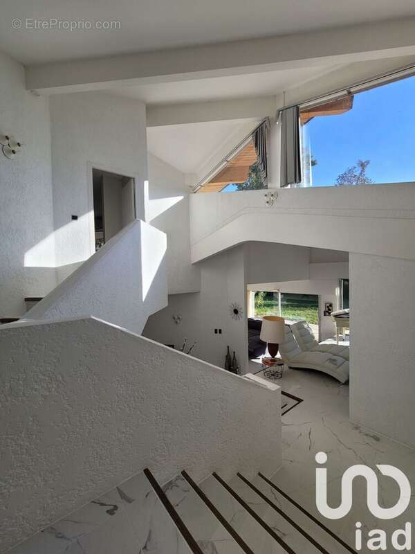 Maison 280 m² à Mazerolles  - photo 3