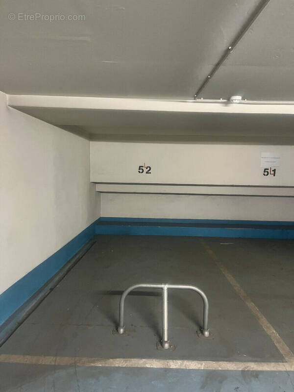 Parking à PARIS-8E