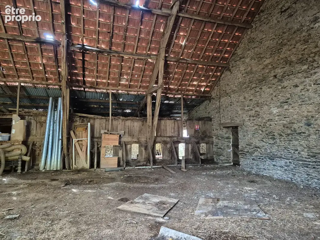CORRÈZE. Près d'UZERCHE.  Grange en pierre avec un jardin de 1 395 m² et un terrain boisé à proximité immédiate de 10 340 m². - photo 4