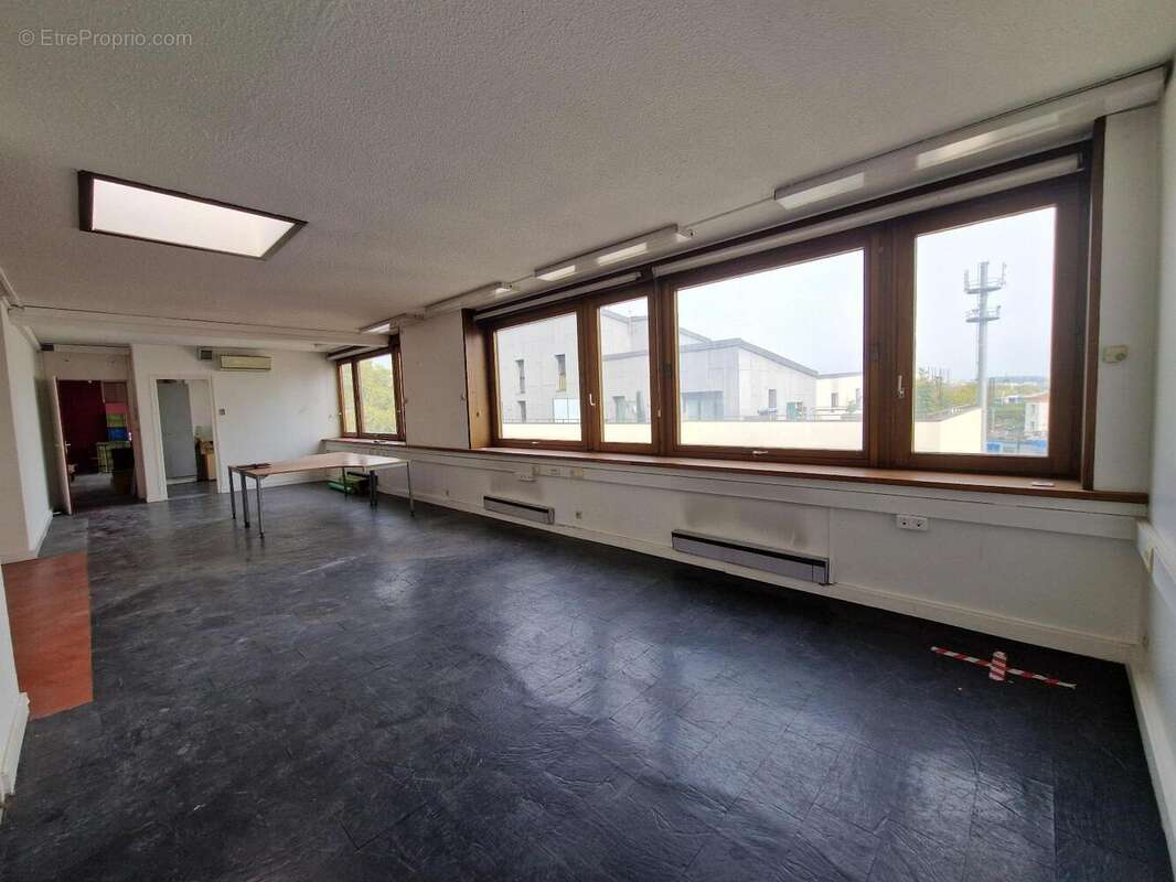   - Commerce à LYON-7E